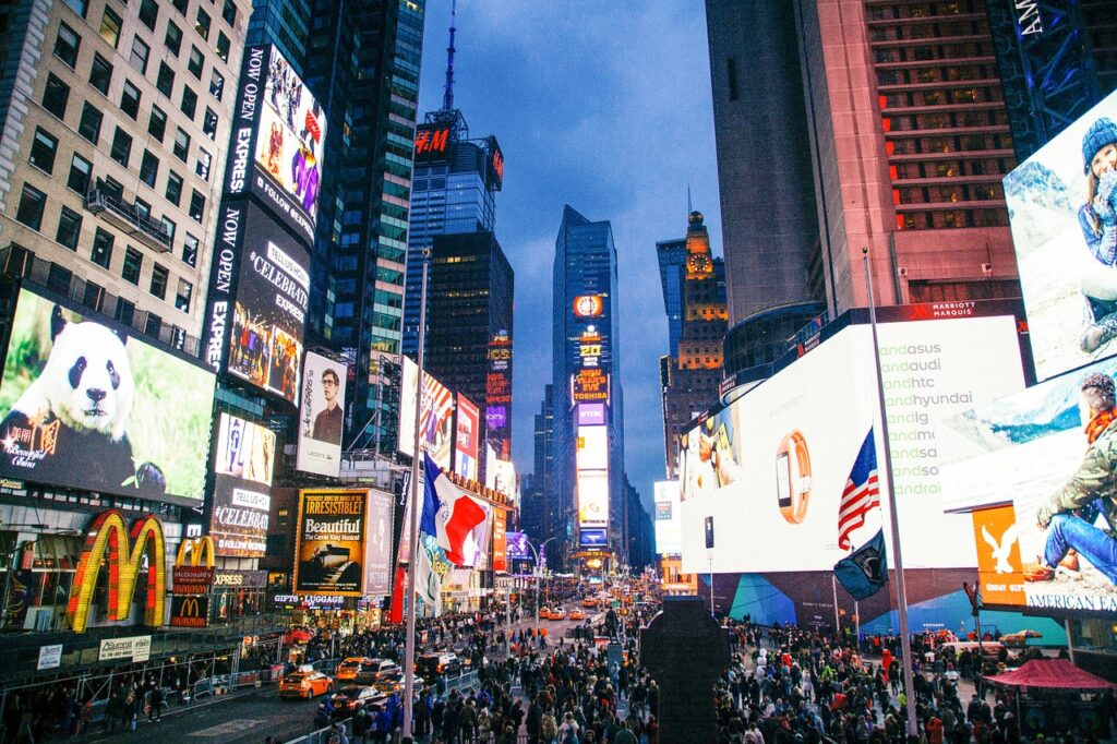 "Nueva York es considerado el centro financiero más importante del mundo, por ello mucho jóvenes buscan trabajar allí para luego despejar su mente paseando por el Time Square"