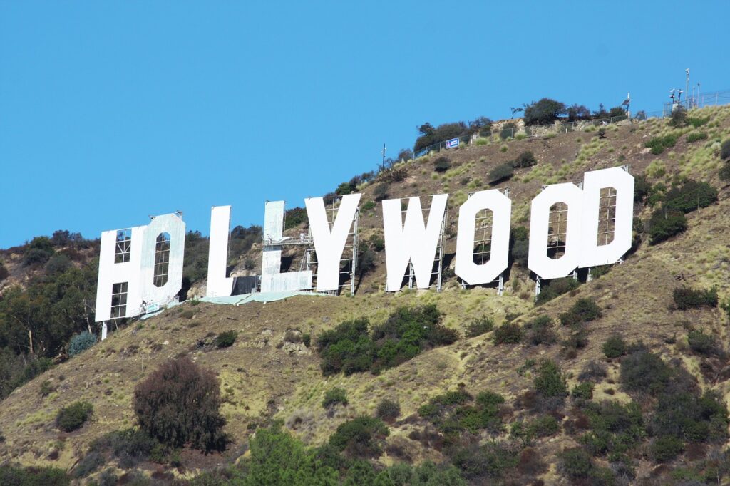 "Los Ángeles es otra de la ciudades mayormente escogidas por los participantes del work and travel USA para llevar acabo su programa debido a la variedad de parques de diversiones que ofrece y por ser conocida como la meca del cine con su icónico letrero de Hollywood"